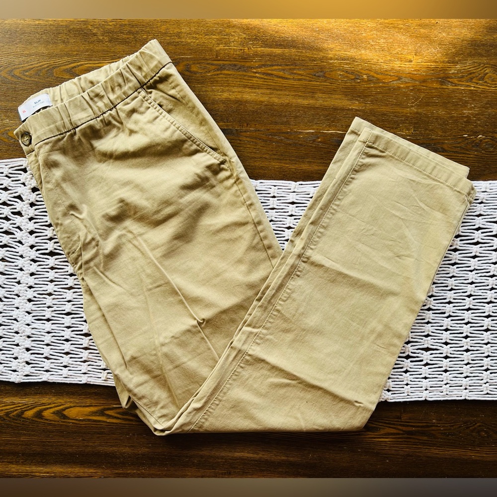 NWOT! Old Navy - Comfort Waistband Khakis in Beige - Size XL